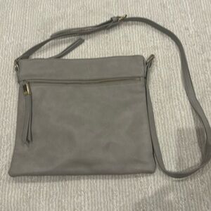 Shiraleah Chicago cross body bag. Gray color